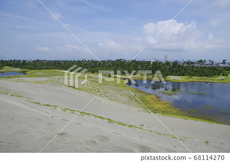 View the city of Hamamatsu from the Nakatajima dunes 68114270