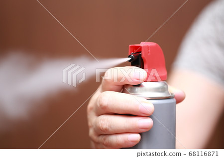 Senior finger spraying a spray can 68116871