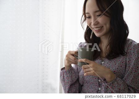 一個女人喝咖啡 68117029