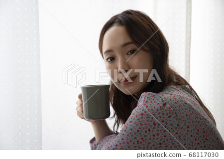 一個女人喝咖啡 68117030