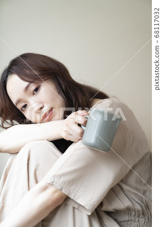 一個女人喝咖啡 68117032