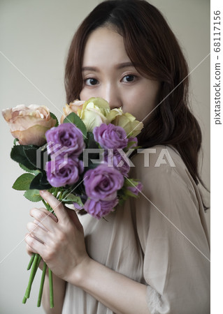 鮮花和婦女 鮮花和婦女 68117156