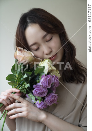 鮮花和婦女 68117157