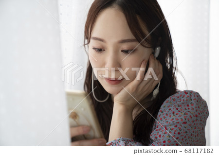 聽到在智能手機的音樂的婦女 68117182