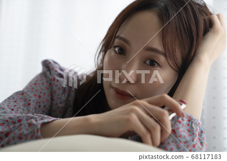 一個女人用口紅 68117183