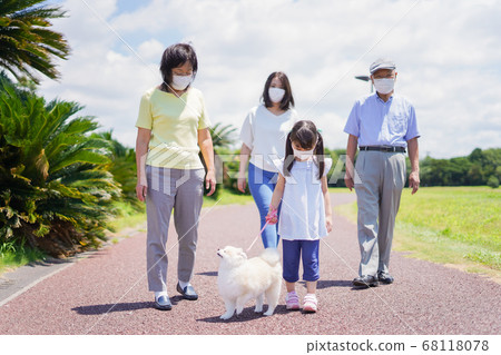 家庭以口罩散步 68118078