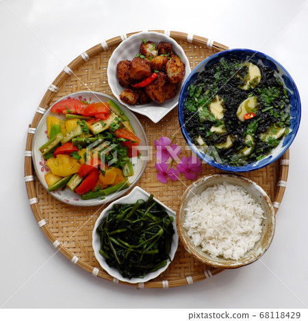 Vietnamese vegan cuisine, daily meal, seaweed, tofu soup, fried vegetables, dried bread cook with sauce, boiled water spinach Vietnamese vegan cuisine, daily meal, seaweed, tofu soup, fried vegetables, dried bread cook with sauce, boiled water spinach 68118429