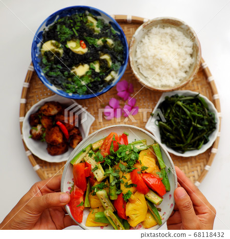 Vietnamese vegan cuisine, daily meal, seaweed, tofu soup, fried vegetables, dried bread cook with sauce, boiled water spinach Vietnamese vegan cuisine, daily meal, seaweed, tofu soup, fried vegetables, dried bread cook with sauce, boiled water spinach 68118432