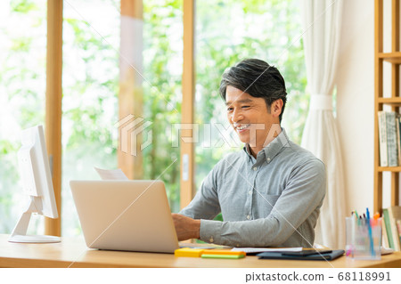 中年男子遠程辦公 68118991