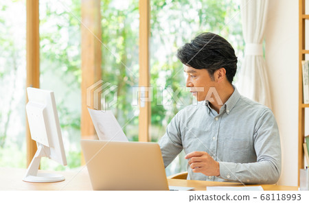 中年男子遠程辦公 中年男子遠程辦公 68118993