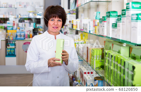 pharmacist working in shop pharmacist working in shop 68120850