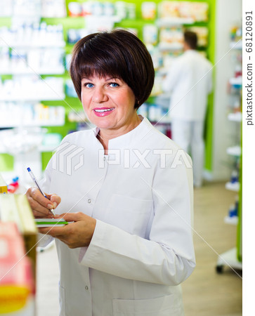 pharmacist working in shop 68120891
