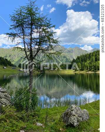 Duisitzkarsee Lake in Austria. 68121105