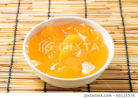 果凍和橘子。夏天的圖像結冰了與背景窗簾的點心。 68125576