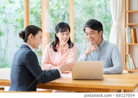 Middle-aged couple receiving visiting business 68127054