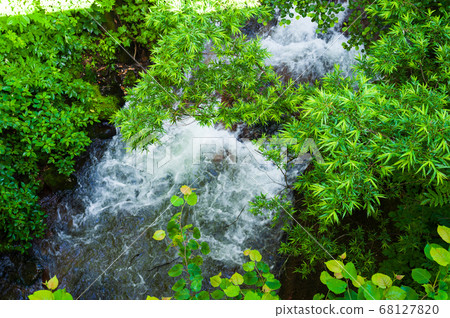 Streams and negative ions seen on the trails of Oze 68127820