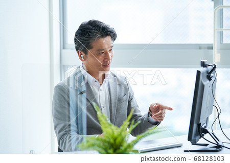 在與丙烯酸分區的辦公室工作的中間商人 68128103