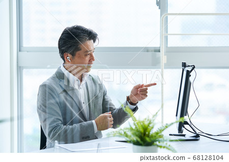 在與丙烯酸分區的辦公室工作的中間商人 68128104