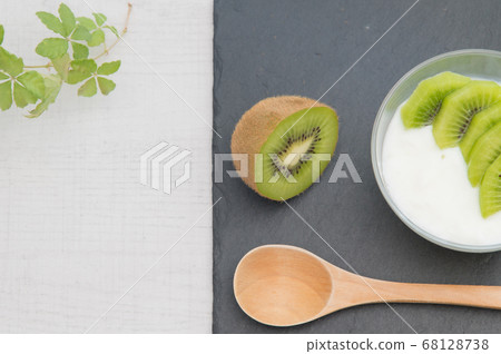 Yogurt with kiwi 68128738