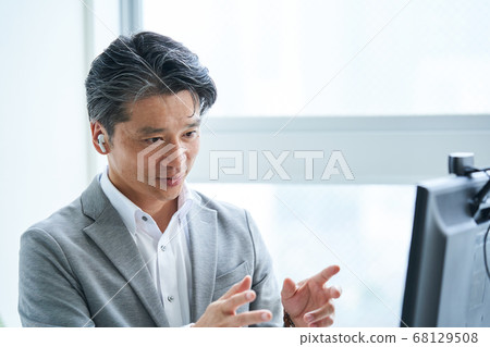 Online meeting Video meeting Video meeting Web meeting Remote work Remote telework Internal meeting 68129508