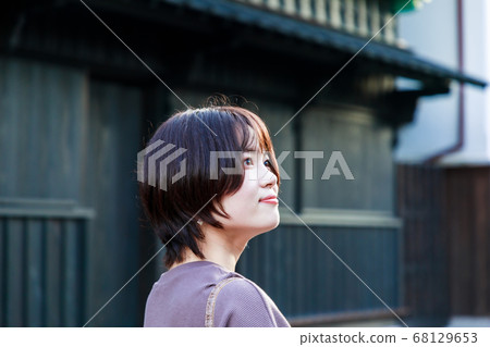 在長崎出島觀光的年輕女子 在長崎出島觀光的年輕女子 68129653