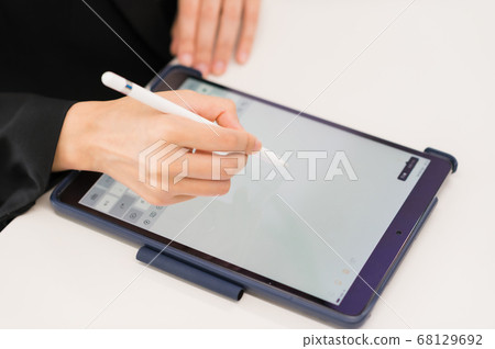 女手使用電子筆記本（無紙化的圖像） 68129692