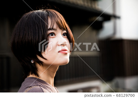 在長崎出島觀光的年輕女子 68129700