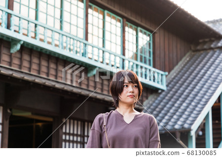 在長崎出島觀光的年輕女子 68130085