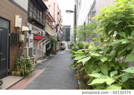 Back alley around Hatchobori 68130374