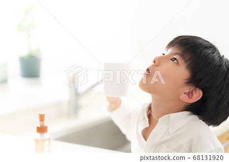 一個漱口的女孩 68131920