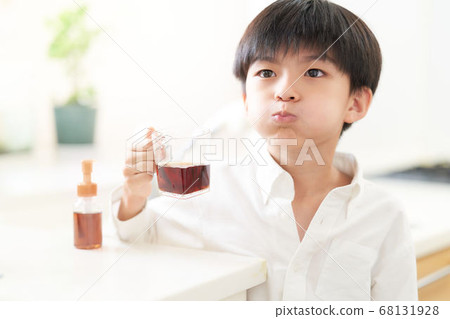 一個漱口的女孩 68131928