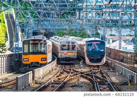 Japan's Kawasaki Cityscape: From the Mizonokuchi Station, you can see the express "Chuo Rinkan" (left), each stop "Oimachi", express "Oimachi", etc. Japan's Kawasaki Cityscape: From the Mizonokuchi Station, you can see the express "Chuo Rinkan" (left), each stop "Oimachi", express "Oimachi", etc. 68132110