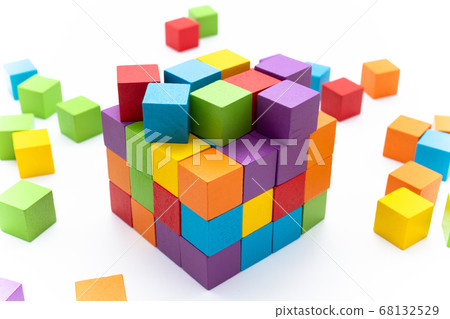 塊多彩白色背景 68132529