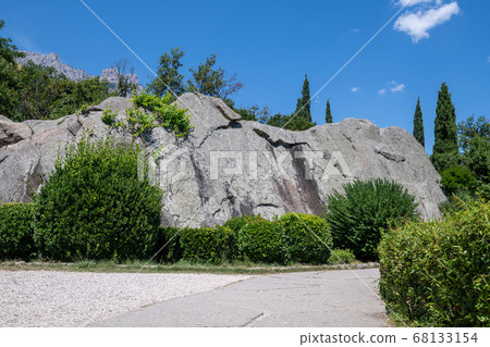 Lump of gabbro diabase - stone, tourist attraction in Vorontsovsky Park, Crimea 68133154