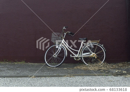 Bicycle left behind 68133618