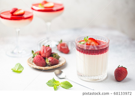 panna cotta dessert panna cotta dessert 68133972