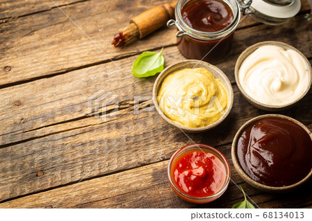Classic set of sauces 68134013