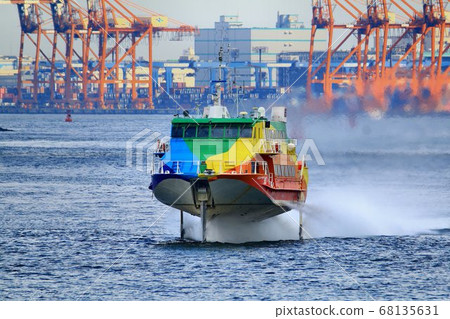 Flying fish that connect the Izu Islands... Jetwheel going through Tokyo Port 68135631