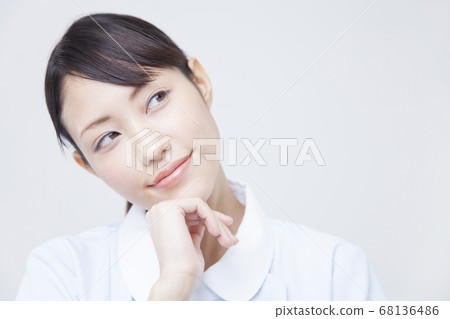 A thinking nurse A thinking nurse 68136486