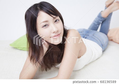 一位女士臉頰貼 一位女士臉頰貼 68136589