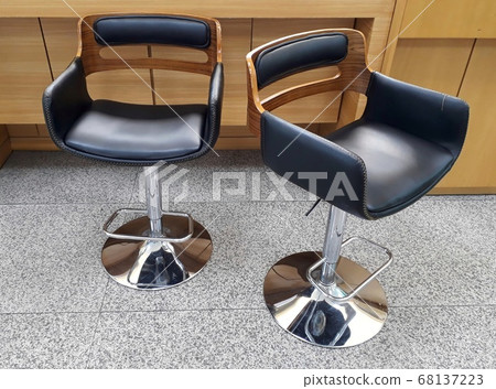 辦公室裡有兩把漂亮的椅子。 辦公室裡有兩把漂亮的椅子。 68137223