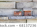The house-shaped ornaments placed on the walls are cute. 68137236