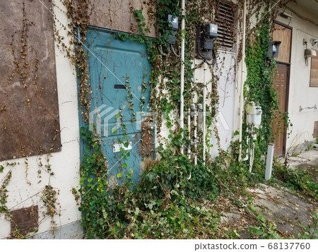 Image of a slum-style apartment house 68137760