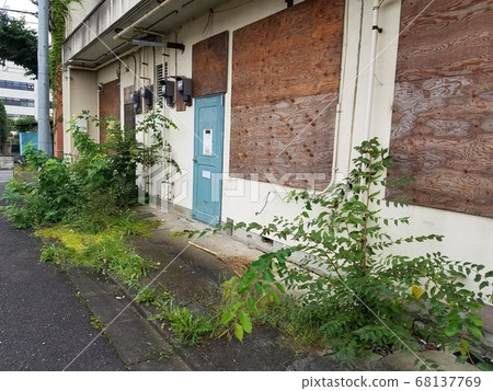 Image of a slum-style apartment house Image of a slum-style apartment house 68137769
