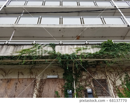 Image of a slum-style apartment house 68137770