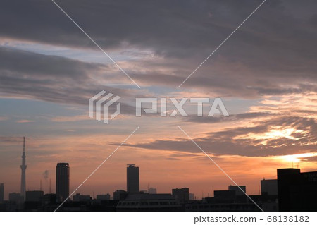東京天際線的城市景觀染在晨光中 東京天際線的城市景觀染在晨光中 68138182