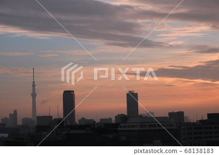 東京天際線的城市景觀染在晨光中 東京天際線的城市景觀染在晨光中 68138183