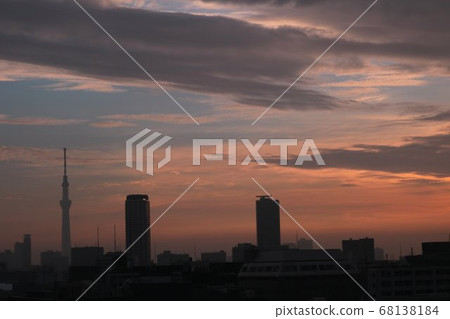 東京天際線的城市景觀染在晨光中 東京天際線的城市景觀染在晨光中 68138184