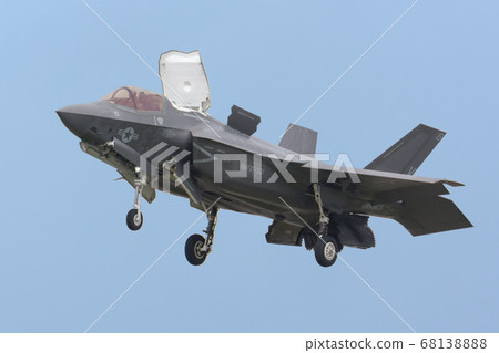 US Marine Corps F-35B Lightning Ⅱ landing 68138888