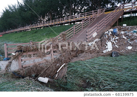 韓國的風暴造成了很大的破壞。雨季,風暴,颱風,雨,陰天,破壞,自然災害 韓國的風暴造成了很大的破壞。雨季,風暴,颱風,雨,陰天,破壞,自然災害 68139975